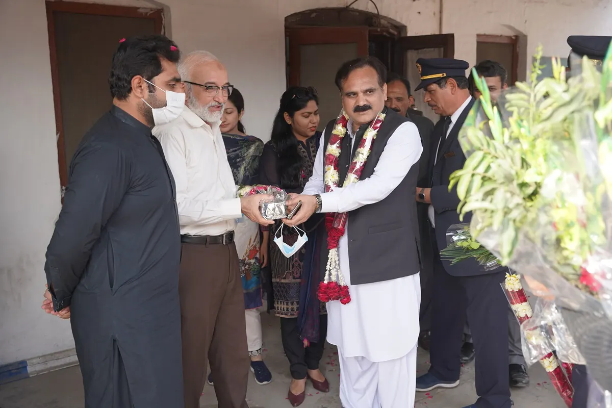 PPCT’s Railway Consultant (Mr. Maqsood un Nabi) presenting flower bouquet to DS Lahore (Mr. Nasir Khalili) at Container Premium Train Service