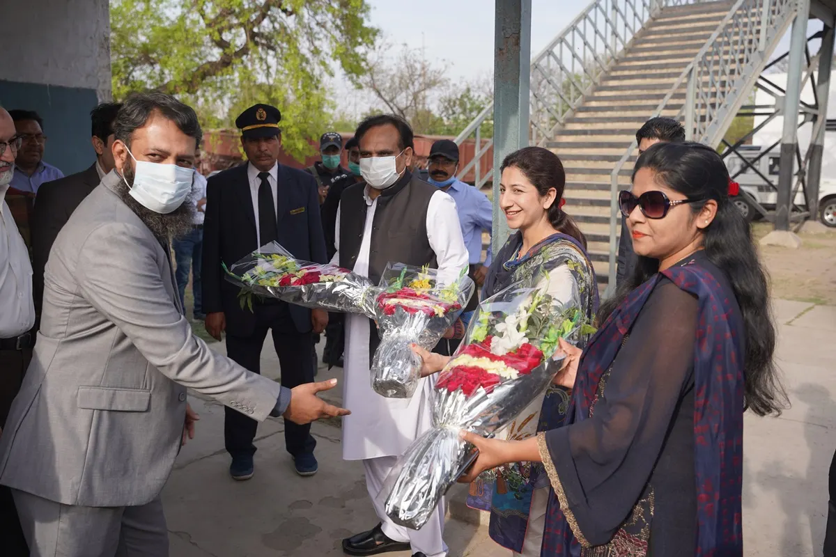PPCT’s AGM (Mr. Ahmer Jabbar) presenting flower bouquet to DTO Lahore Ms. Bushra Rehman & CTO Lahore Ms. Shereen