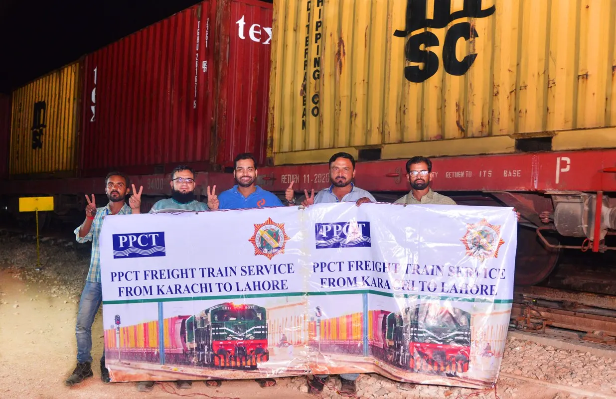 M.Saeed Akhtar (AGM) & Ibrahim Khalil (Commercial Manager) with FTS Team at Marshaling Yard Karachi